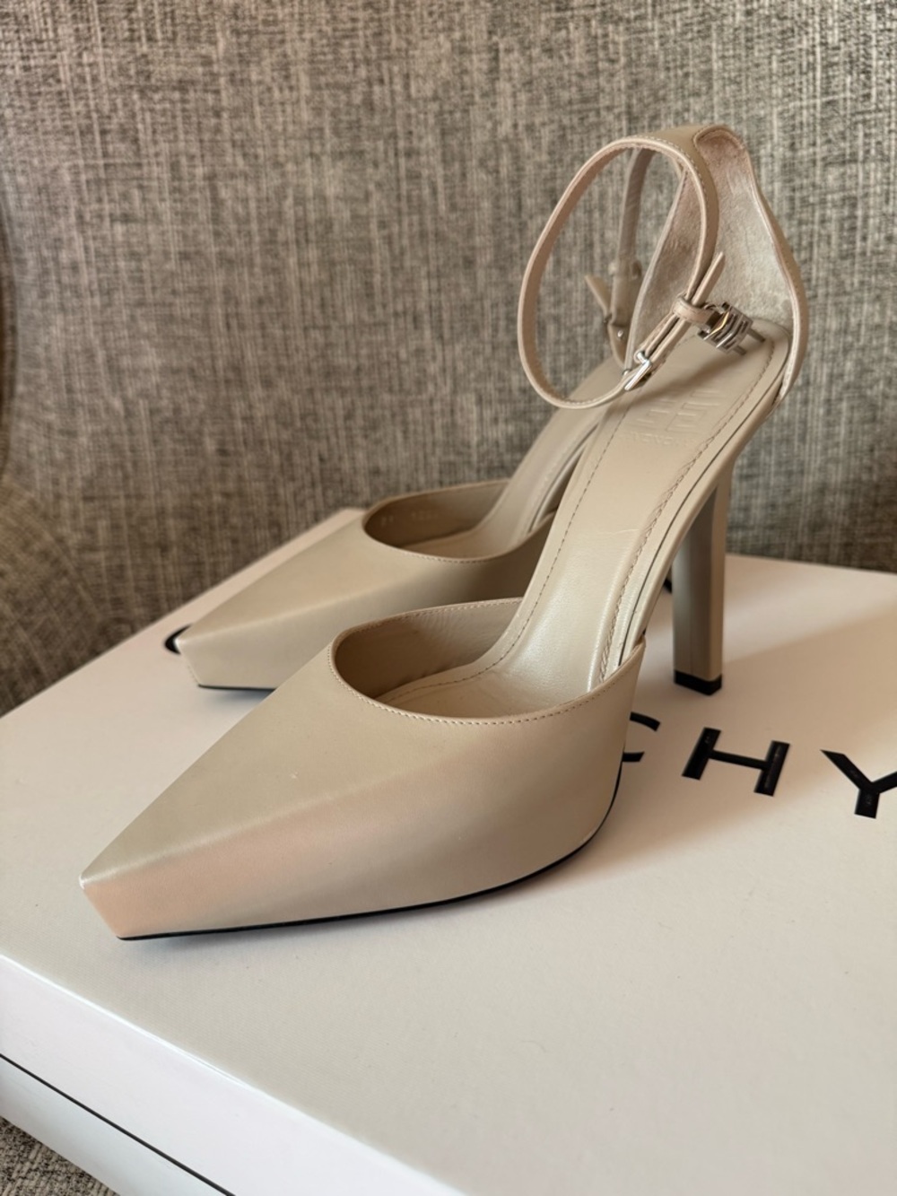 Givenchy G-lock High Heel Pumps